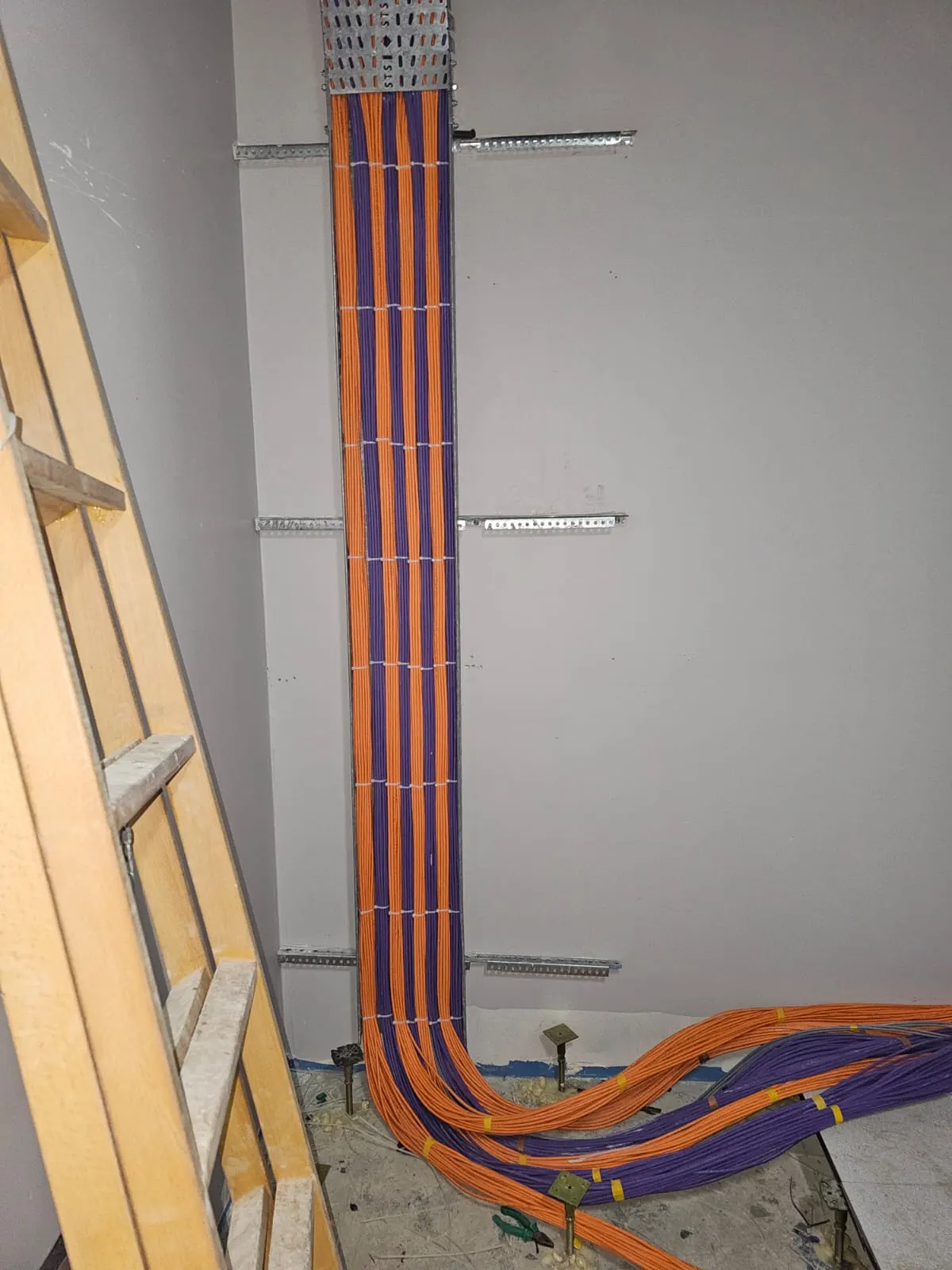 Dikey kolon hattı spiral boru tesisatı ve kablo çekimi