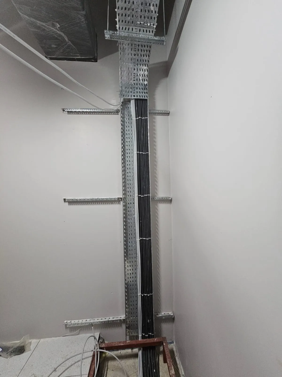 Galvaniz kablo tavası montajı ve dikey şaft tesisatı
